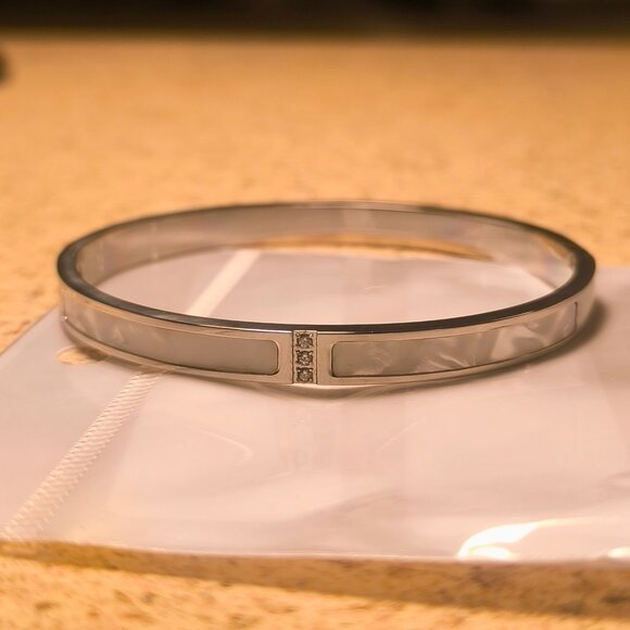 Stunning Elegant Bangle - Stainless Steel Minimalist Silver Color - Picture 1 of 4